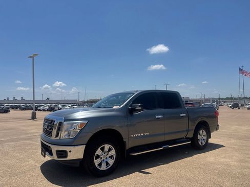 Used 2018 Nissan Titan SV w/ SV Convenience Package RWD image 9
