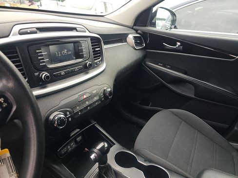 Used 2017 Kia Sorento FWD image 10