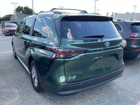 Used 2025 Toyota Sienna XLE FWD image 10