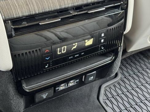 Used 2022 Jeep Wagoneer Series III AWD/4WD image 32