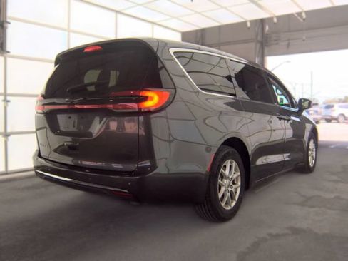 Used 2023 Chrysler Pacifica Touring-L FWD image 4