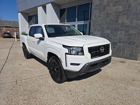 Used 2022 Nissan Frontier SV image 3