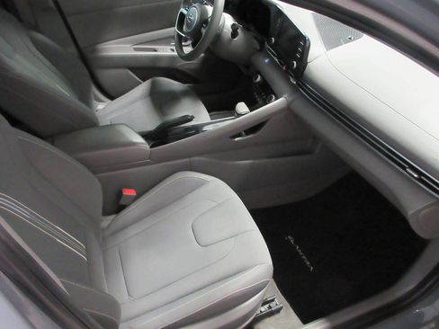 Used 2023 Hyundai Elantra SEL w/ Preferred Accessory Package image 8