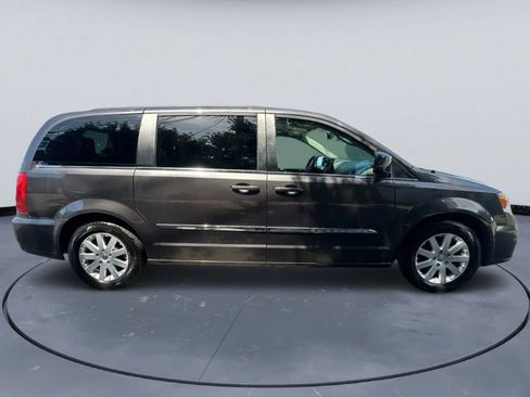 Used 2015 Chrysler Town & Country Touring image 4