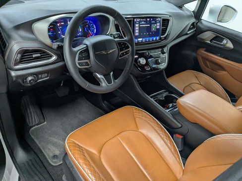 Used 2024 Chrysler Pacifica Pinnacle FWD image 12