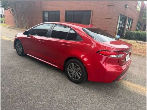 Used 2021 Toyota Corolla LE FWD image 2