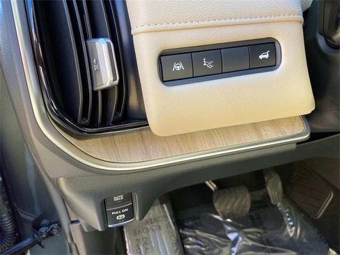 Used 2025 Nissan Armada Platinum image 17