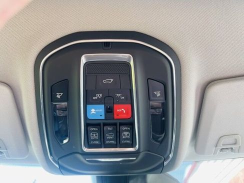 Used 2023 Jeep Grand Cherokee Limited w/ Luxury Tech Group II AWD/4WD image 31