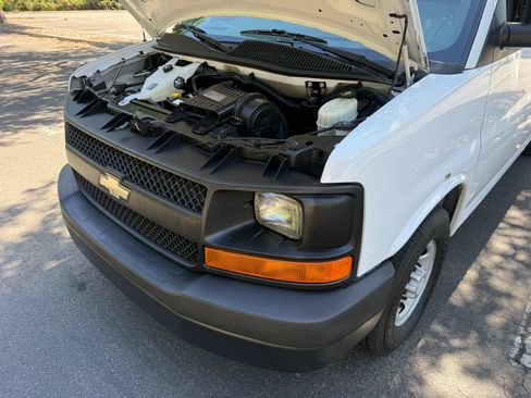 Used 2015 Chevrolet Express 2500 RWD image 31