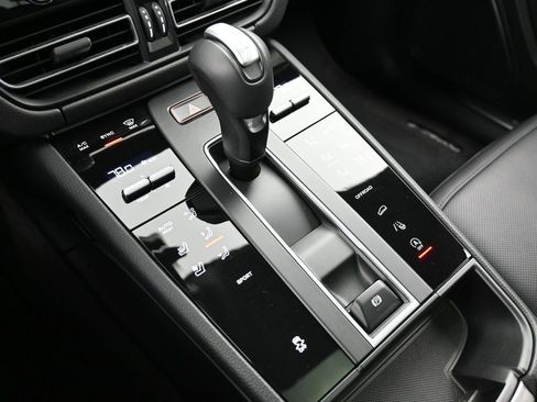Certified 2025 Porsche Macan AWD/4WD image 22