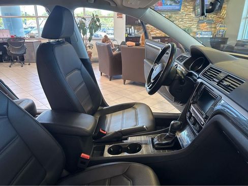 Used 2018 Volkswagen Passat 2.0T SE FWD image 28
