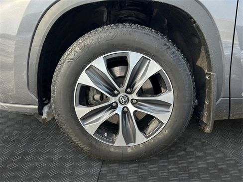 Used 2024 Toyota Highlander XLE image 14