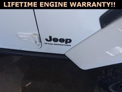 Used 2024 Jeep Gladiator Willys image 12