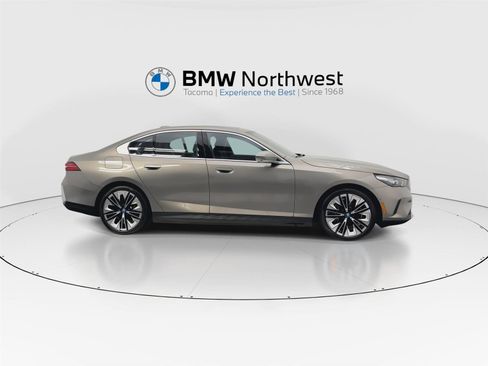 Used 2024 BMW i5 eDrive40i w/ Premium Package image 5