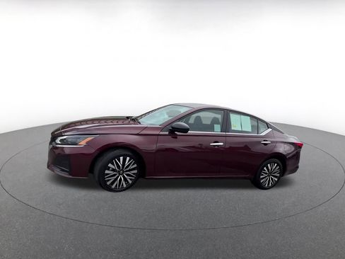Used 2025 Nissan Altima 2.5 SV FWD image 8