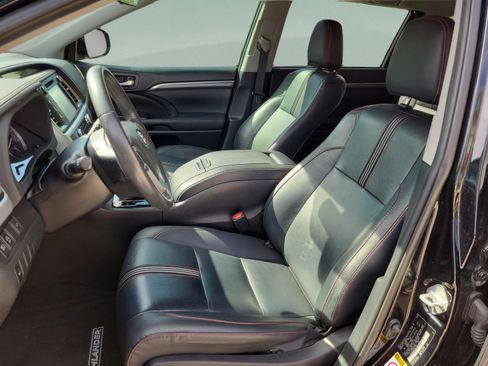 Used 2019 Toyota Highlander SE AWD/4WD image 9