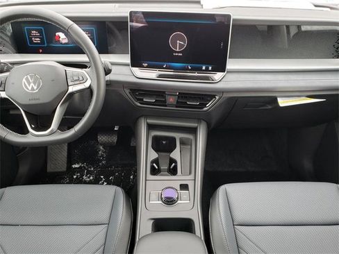 New 2025 Volkswagen Tiguan SE image 9