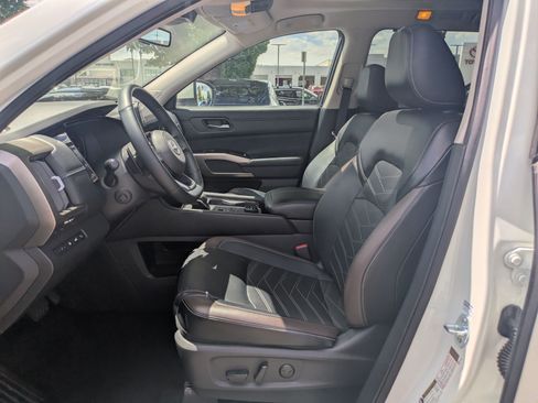 Used 2024 Nissan Pathfinder Platinum AWD/4WD image 17