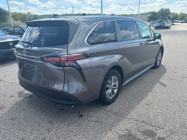 Used 2022 Toyota Sienna XLE FWD image 3