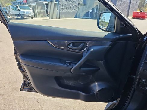 Used 2019 Nissan Rogue S image 29