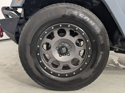 Used 2015 Jeep Wrangler Unlimited Sahara w/ Connectivity Group image 11