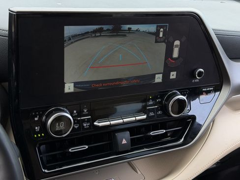 Used 2023 Toyota Highlander Limited FWD image 18