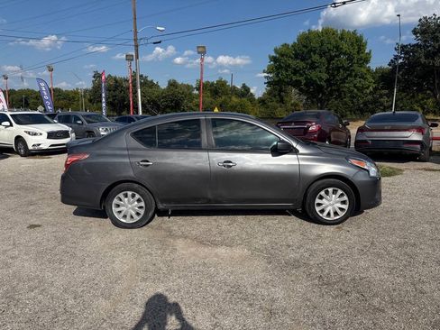 Used 2019 Nissan Versa SV FWD image 5