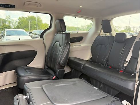 Used 2017 Chrysler Pacifica Touring-L w/ Tire & Wheel Group FWD image 32