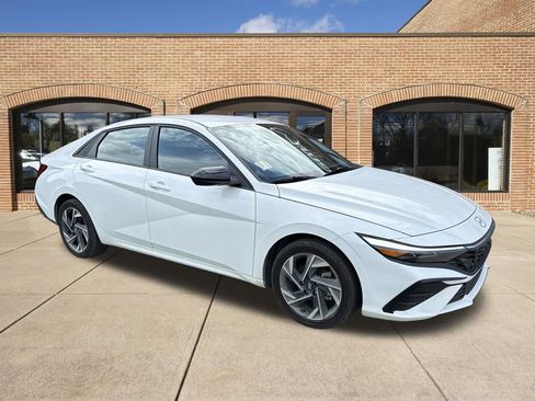 Used 2025 Hyundai Elantra SEL FWD image 1