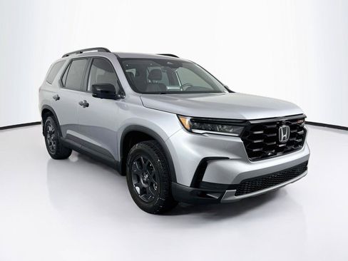 Used 2025 Honda Pilot TrailSport image 9