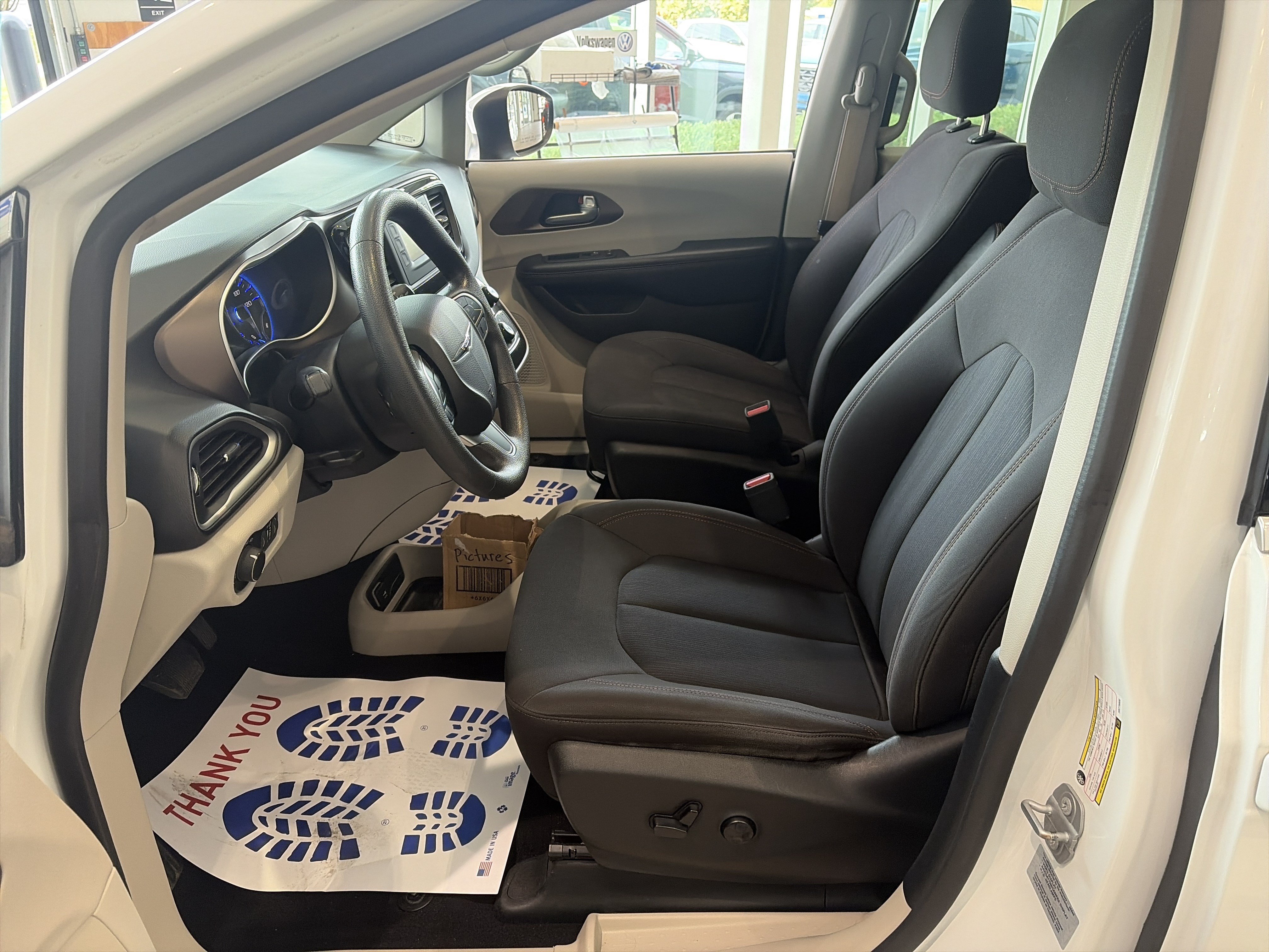 Used 2017 Chrysler Pacifica LX FWD image 13
