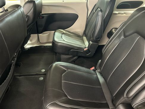 Used 2023 Chrysler Pacifica Touring-L FWD image 5