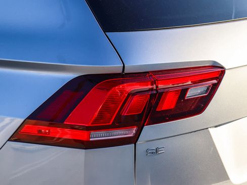 Used 2022 Volkswagen Tiguan SE w/ Panoramic Sunroof Package image 9