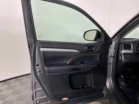 Used 2017 Toyota Highlander Plus AWD/4WD image 12