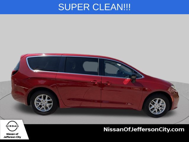 Used 2024 Chrysler Pacifica Touring-L FWD image 5