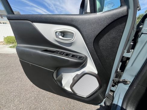 Used 2018 Jeep Renegade Limited AWD/4WD image 13