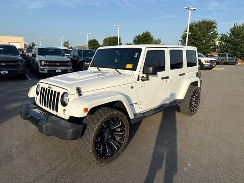 Used 2018 Jeep Wrangler Unlimited Sahara AWD/4WD image 3