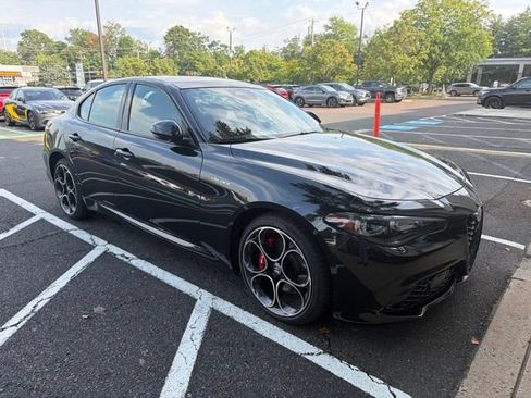 Used 2025 Alfa Romeo Giulia AWD w/ Veloce Package AWD image 11