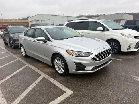 Used 2019 Ford Fusion SE image 1