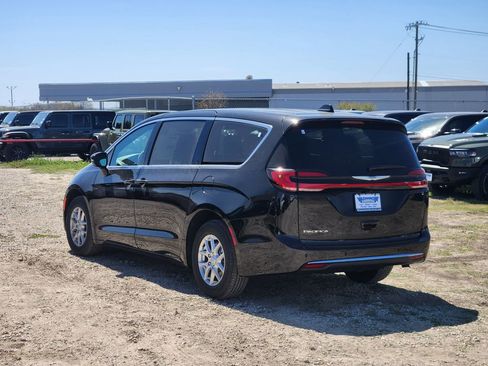 New 2026 Chrysler Pacifica Select image 3