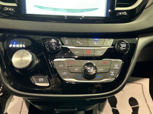 Used 2026 Chrysler Pacifica Select image 19