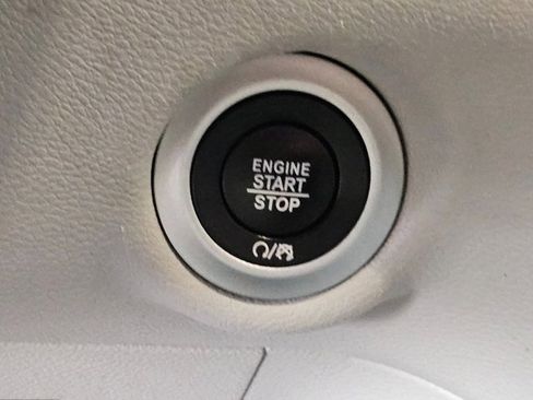 Used 2023 Chrysler Pacifica Touring-L FWD image 18