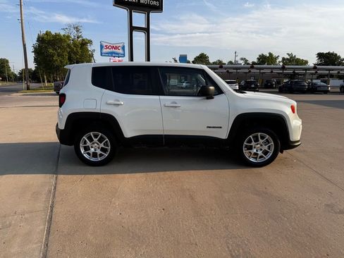 Used 2023 Jeep Renegade Latitude AWD/4WD image 3