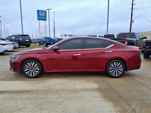 Used 2024 Nissan Altima 2.5 SV w/ SV Premium Package image 3