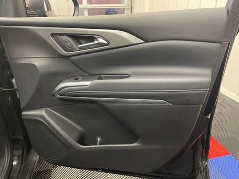 Used 2025 Chevrolet Traverse LT FWD image 23