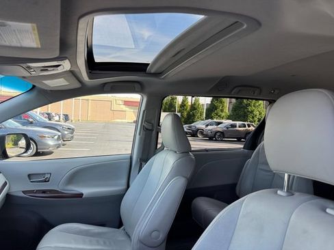 Used 2013 Toyota Sienna XLE FWD image 15