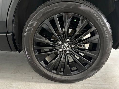 Used 2023 Toyota Venza XLE image 8