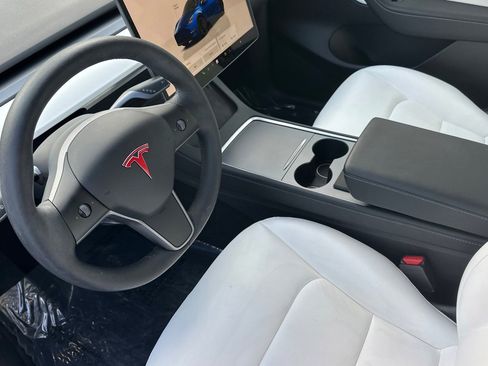 Used 2022 Tesla Model Y Performance image 5