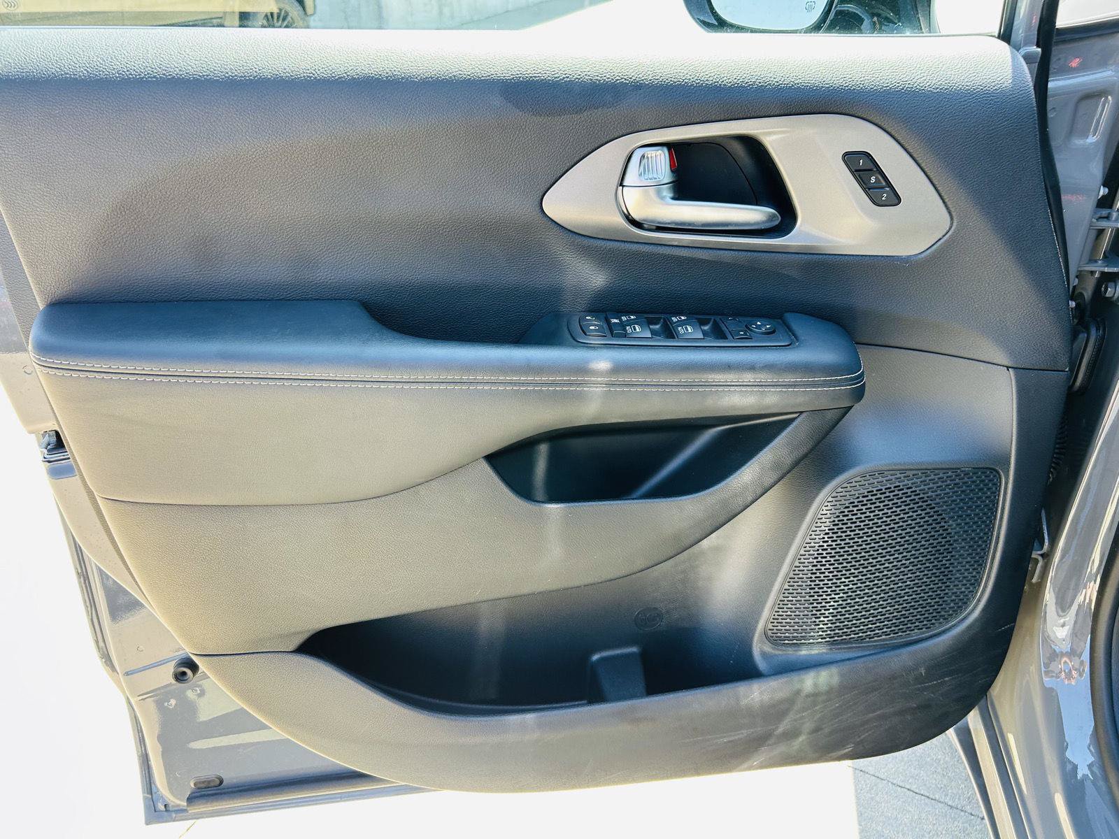 Used 2025 Chrysler Pacifica Select FWD image 12