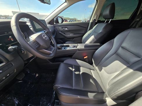 Used 2025 Nissan Rogue SL AWD/4WD image 14